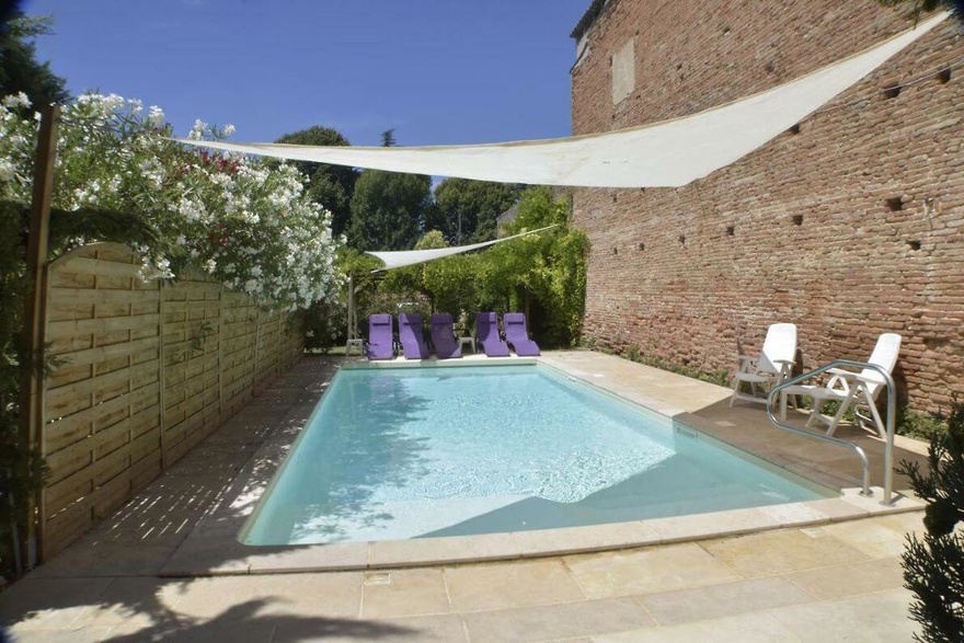 hotel-armateur-piscine-soleil-jardin-terrasse-hotel-de-charme-canal-de-la-garonne-a-velo-nature-occitane