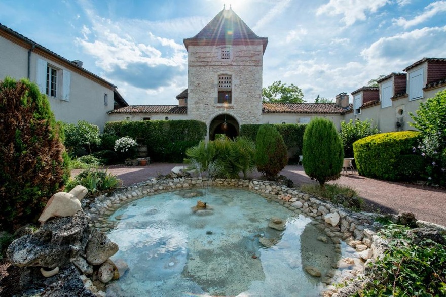 hotel-luxe-swimming-pool-serignac-france