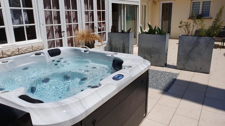jaccuzzi-domaine-voyage-velo-hebergement-chambre-gite-hotel-nature