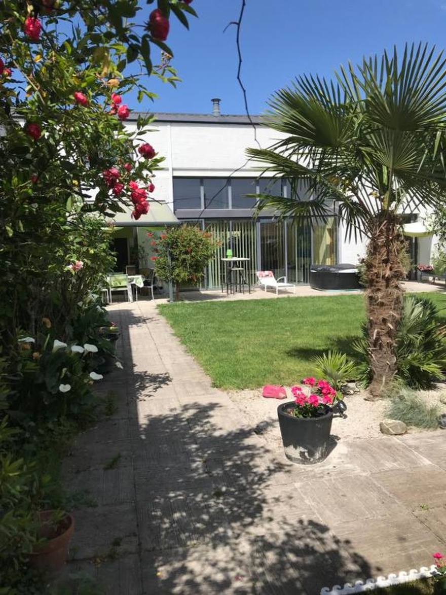jardin-maison-hote-hebergement-accueil-sourire-velo-bordeaux