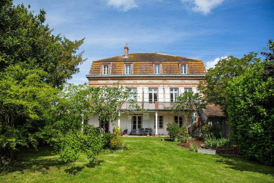 bike-tour-travel-luxurious-hotel-all-inclusive