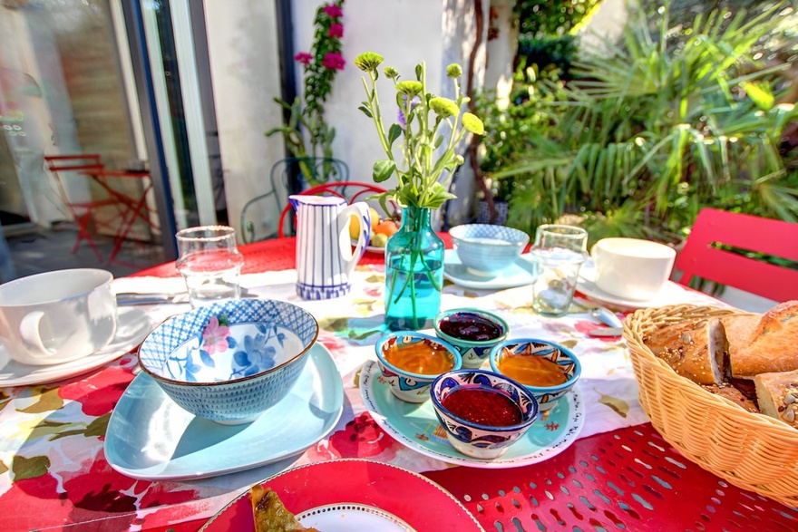 petit-dejeuner-restaurant-accueil-toulouse-maison-hebergement-bar-local-tradition-repas