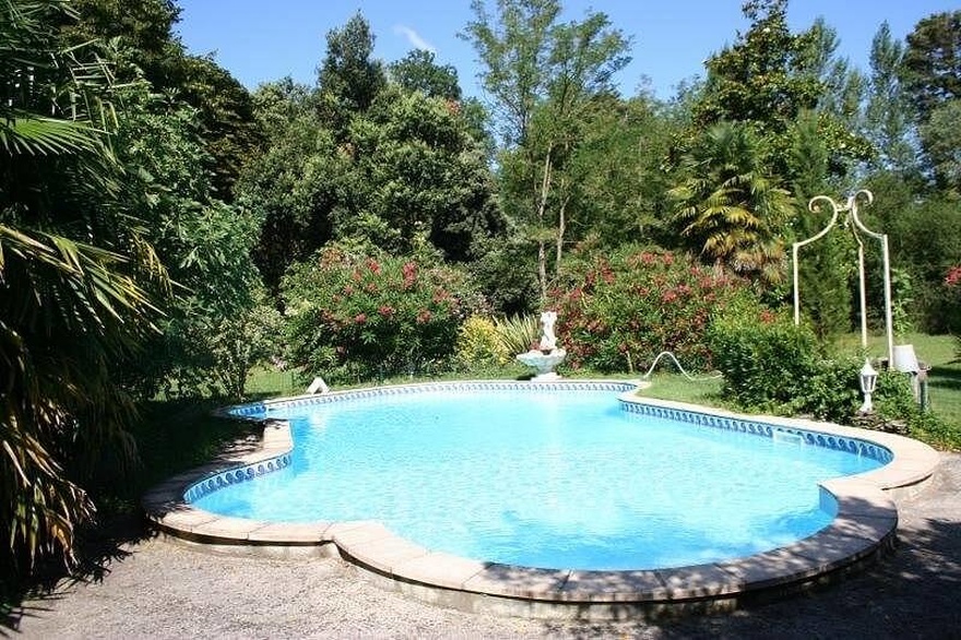 piscine-sud-france-canal-du-midi-en-famille-chateau-jardin-calme-sejour-a-velo-nature-occitane