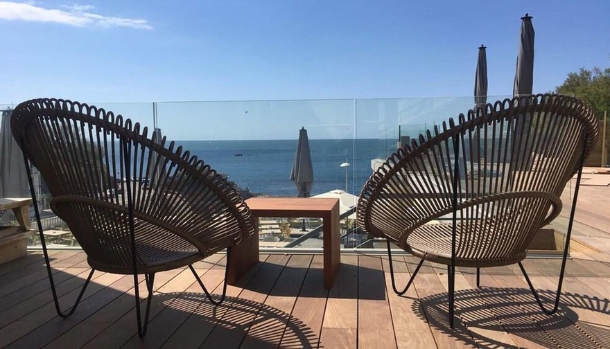 Terrasse - Gamme confort hotel-hebergement-velo-libre-nature-liberte-voyage-aventure-restauration-repas--voyage