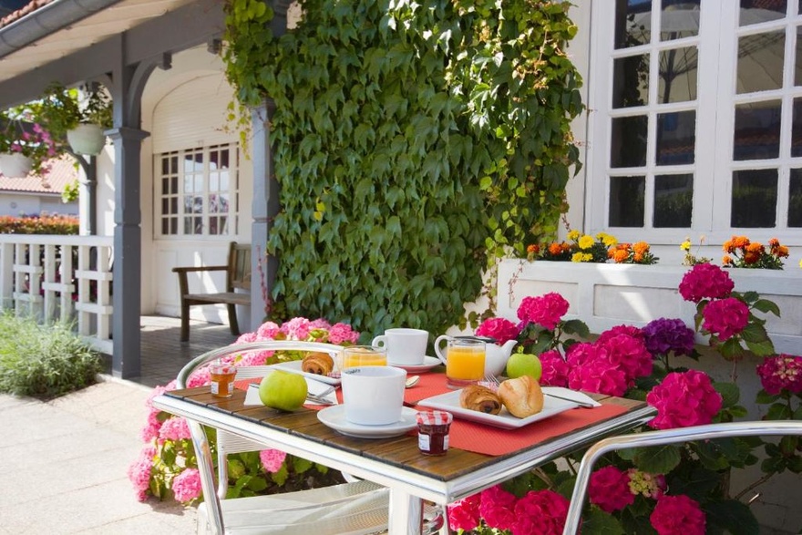 Petit déjeuner - Gamme Confort petit-dejeuner-copieux-confiture-matin-auberge-hotel-nature-occitane