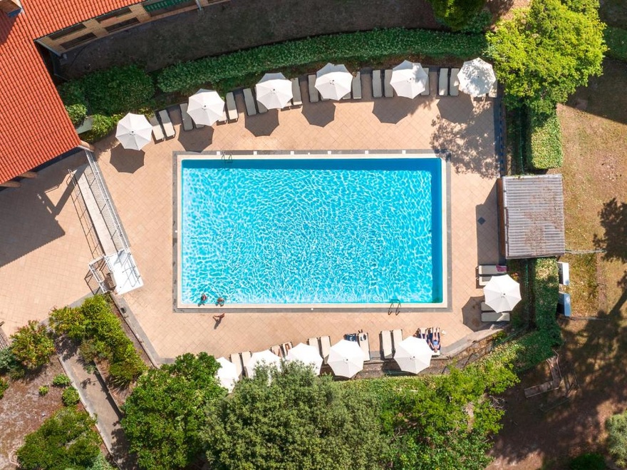 Piscine - Gamme Privilège vin-chambre-room-hotel-hebergement-velodysse-restauration-rando