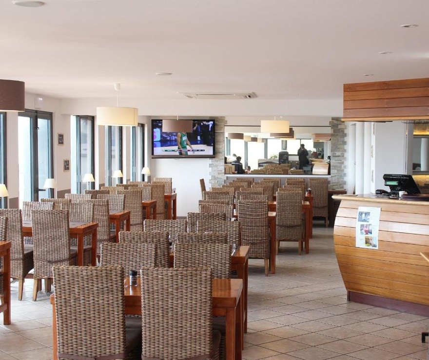 Restaurant - Gamme Confort hotel-hebergement-velo-libre-nature-liberte-voyage-aventure-restauration-repas--voyage