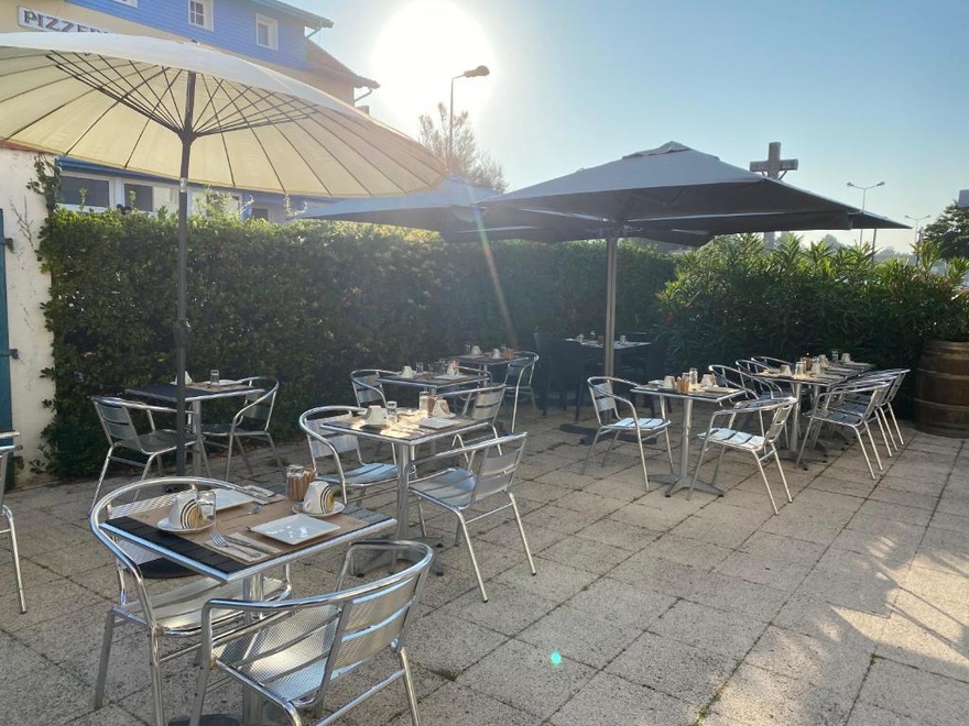 Terrasse - Gamme Confort terrasse-bar-restaurant-dîner-hotel-halte-essentiel-velo-marmande