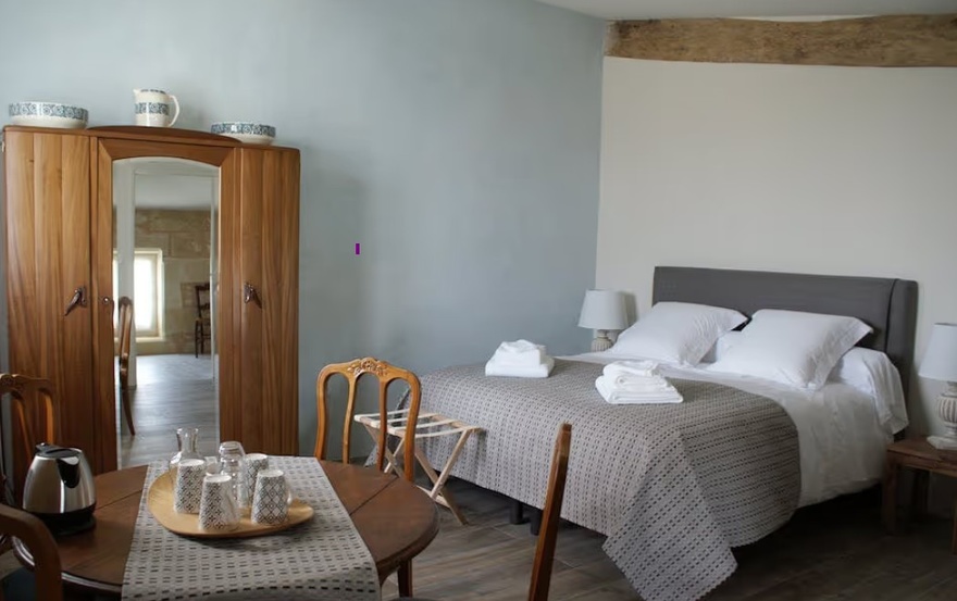 vin-chambre-room-hotel-hebergement-velo-bordeaux-lozere-boucle-sejour