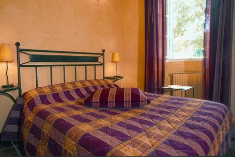 table-hote-petit-dejeuner-diner-repas-manger-degustations-gastronomie-chambre-hebergement-decouverte-sud-france-partage-paysage-jardin-piscine-convivialite-famille-activité-ardeche