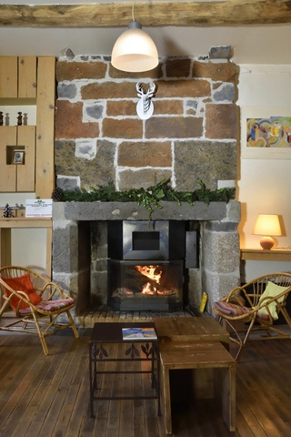table-hote-petit-dejeuner-diner-repas-manger-degustations-gastronomie-chambre-hebergement-decouverte-sud-france-partage-paysage-jardin-piscine-convivialite-raquettes-aubrac-aveyron-lozere-randonnee-hiver