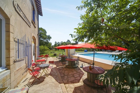 séjour de randonnée sur le Larzac en Occitanie hôtel avec piscine